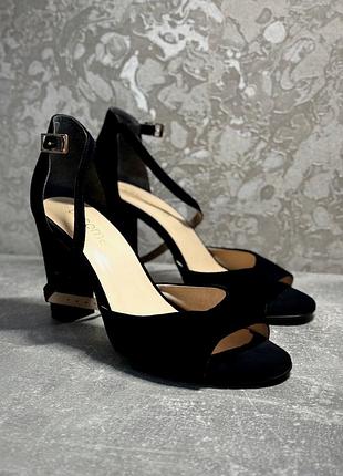 Босоніжки на підборах з натуральної замшевої шкіри