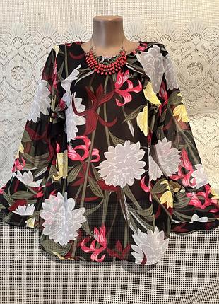 Яркая блуза с рюшами