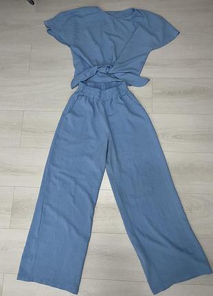 Голубий костюм