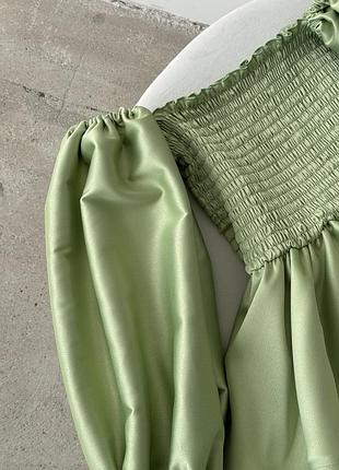 Атласна сукня коротка пишна на резинці з довгим рукавом хакі оливкова з відкритими плечима...