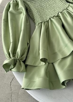 Атласна сукня коротка пишна на резинці з довгим рукавом хакі оливкова з відкритими плечима...