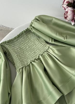 Атласна сукня коротка пишна на резинці з довгим рукавом хакі оливкова з відкритими плечима...