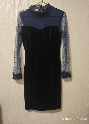 Велюровое платье со вставками сеточки благородного темно-синего цвета