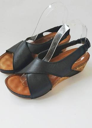 Шкіряни босоніжки на танкетці