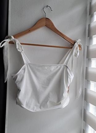 Белый топ с завязками