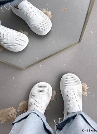 Білі базові анатомічні кросівки на літо з перфорацією