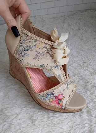 Нові босоніжки на платформі, ажурні босоніжки