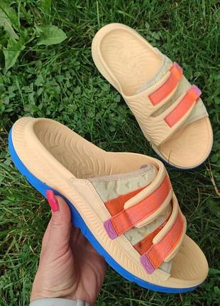 Шльопанці hoka