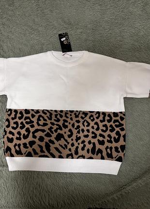 Светр з леопардовим принтом.