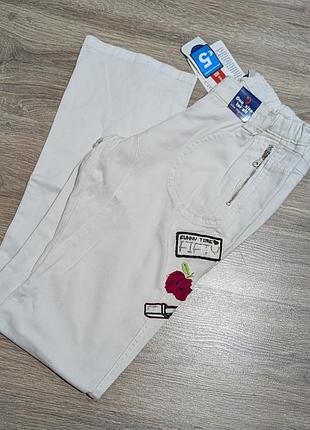 Белые стильные джинсы для девочки с нашивками 152 размер