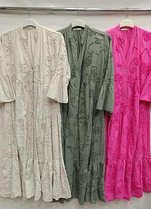 Женское платье с v-образным вырезом и вышивкой из натурального материала с воланом