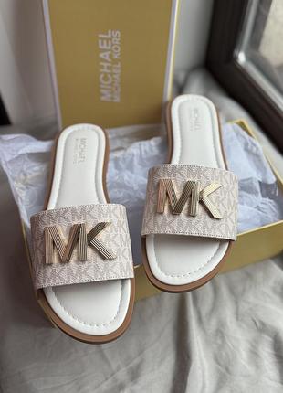 Шльопанці michael kors в наявності