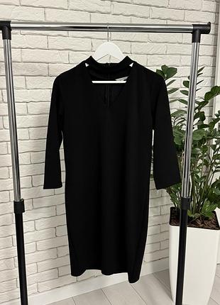 Чорна сукня з чокером виріз на зуб