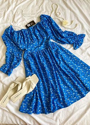 Блакитна жіноча сукня в квітковий принт