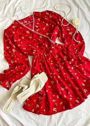 Жіноча червона сукня в квітковий принт