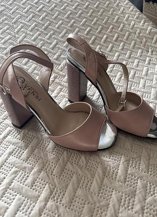 Шкіряні босоніжки жіночі