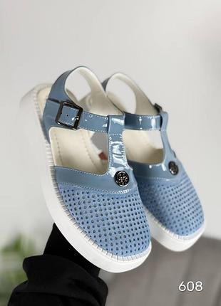 Блакитні жіночі босоніжки на низькому ходу з закритим носком з перфорацією замша та лакова шкіра