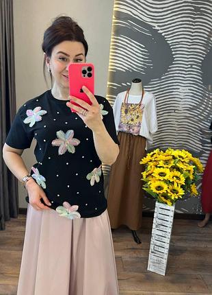 Футболка с аппликацией в виде цветов и стразами