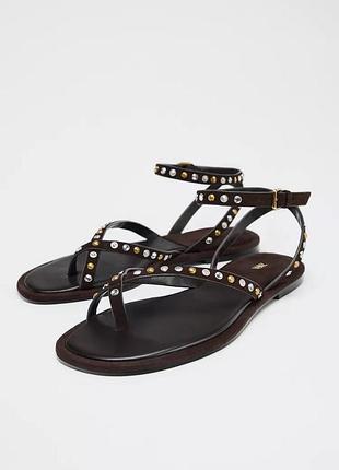 Кожаные сандалии с бисером
