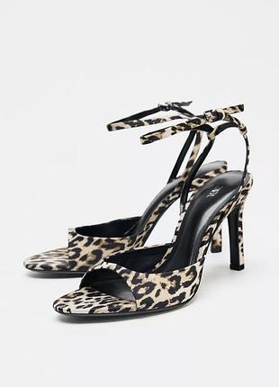 Сандалии с животным принтом