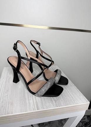 Жіночі чорні святкові шкіряні босоніжки зі стразами на підборах шпильках чарочка  з еко шкіри