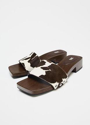 Босоножки с животным принтом zara