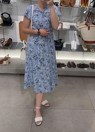 Сукня блакитного кольору з квітковим принтом