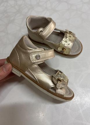 Босоніжки для дівчинки