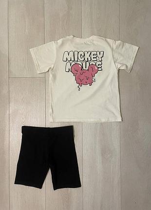 Невероятно красивая футболочка с принтом на спинке