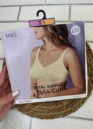Бюстгальтер без косточек молочного цвета от marks & spencer.