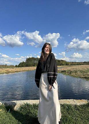 Атласна спіниця міді у молочному кольорі