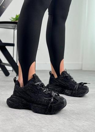 Трендові чорні кросівки декоровані стразами