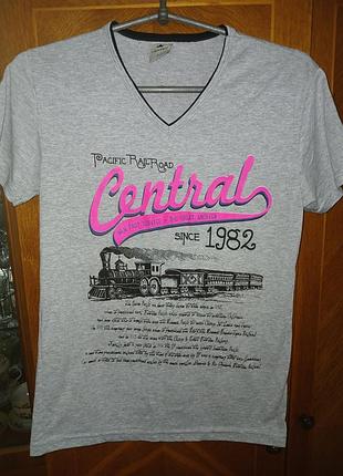 Нова сіра футболка з принтом