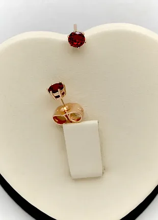 Серьги-гвоздики с красными цирконами фирма xuping m&l (медицинское золото)