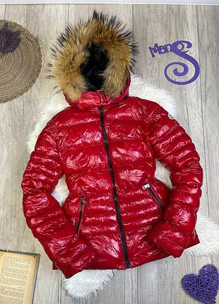 Женская куртка пуховик moncler стёганая с капюшоном с опушкой красная размер l (48)