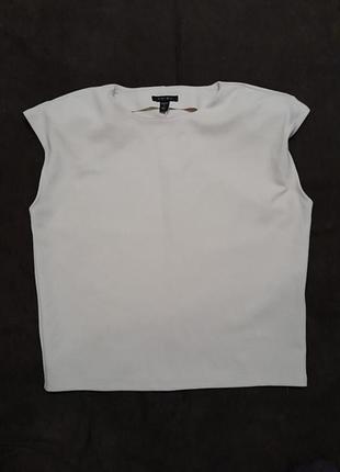 Блуза молочного кольору на подплечниках прямого покрою розмір s.