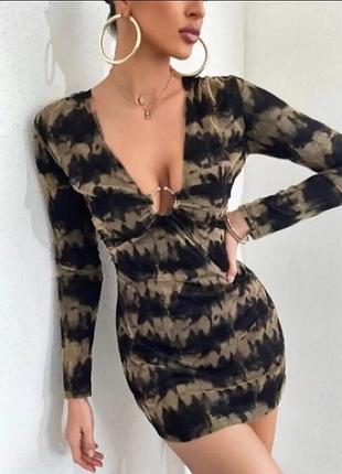 Стильна брендова міні сукня з ефектним декольте та ефектом тай дай