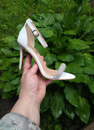 Босоножкие женские белые экокожа со стразами на шпильке