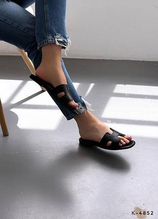 Удобные кожаные шлепанцы в стиле бренда