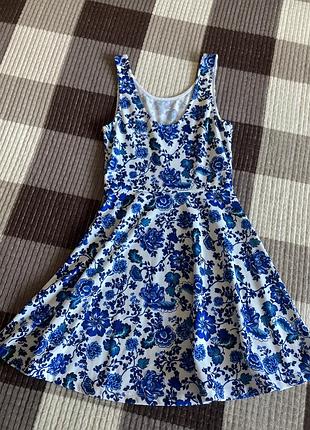 Біла сукня міні у квітковий принт