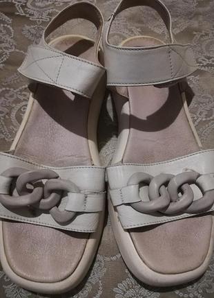 Продам кожаные босоножки.