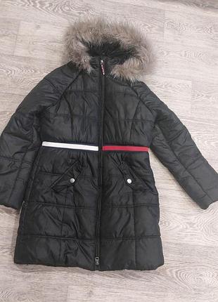 Тепла фірмова подовжена куртка на дівчинку.