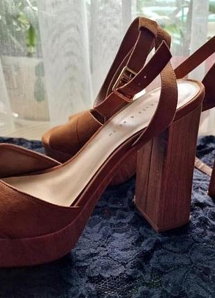 Босоножки на каблуке
