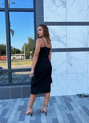Жіноча чорна базова сукня міді