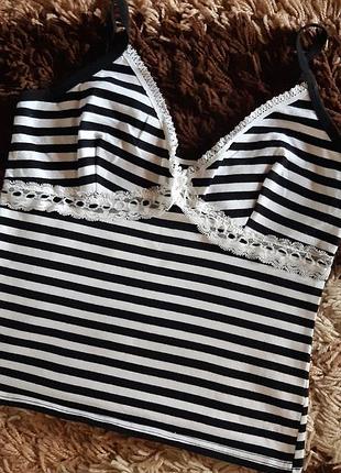 Короткая маечка.