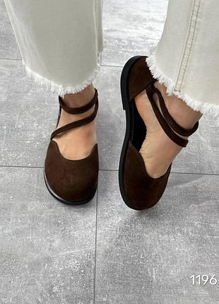 Стильные замшевые босоножки на низком ходу в трендовом цвете шоколад