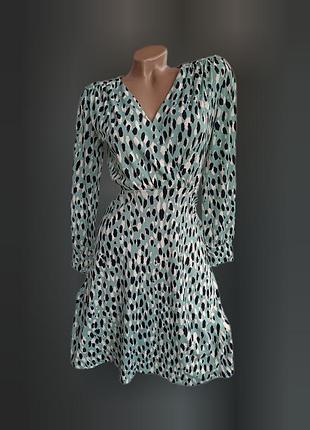 Женское платье с длинными рукавами на запах