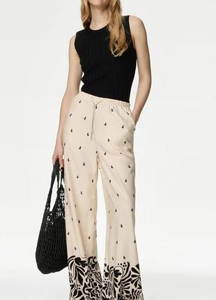 Узорчатые брюки marks & spencer из
 широкими штанинами