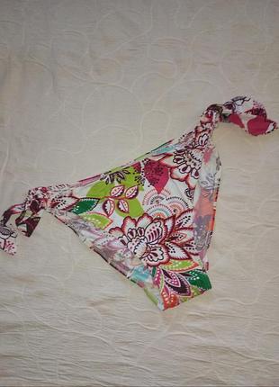 Красиві купальні трусики