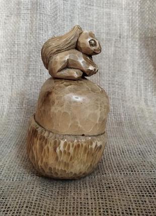 Статуетка білки з жолудем ручної роботи. різьба по дереву.